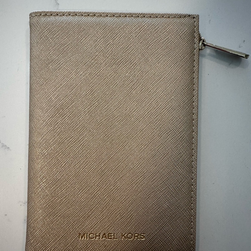 Michael Kors Passport holder wallet - Metallic Gold